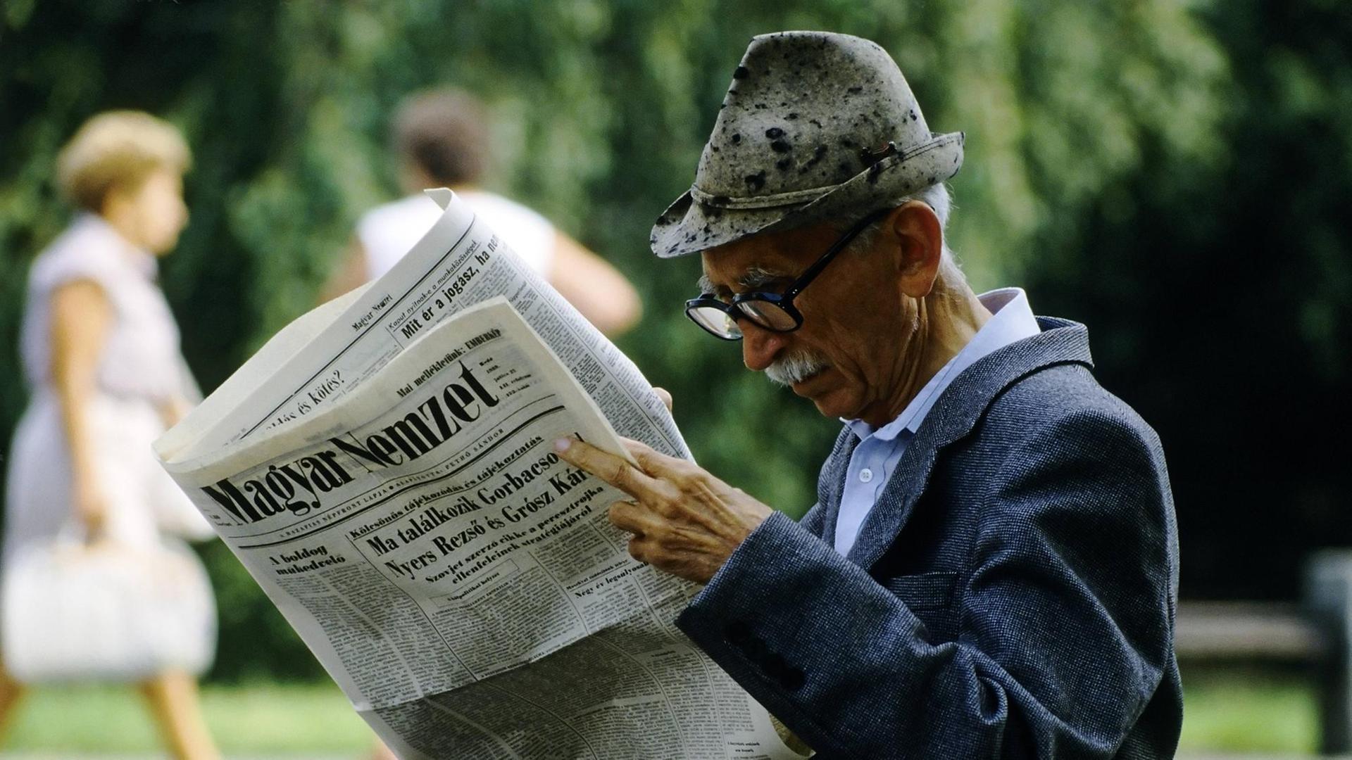 Ein Bild von 1989: Ein älterer Mann liest die "Magyar Nemzet" in einem Park in Budapest.