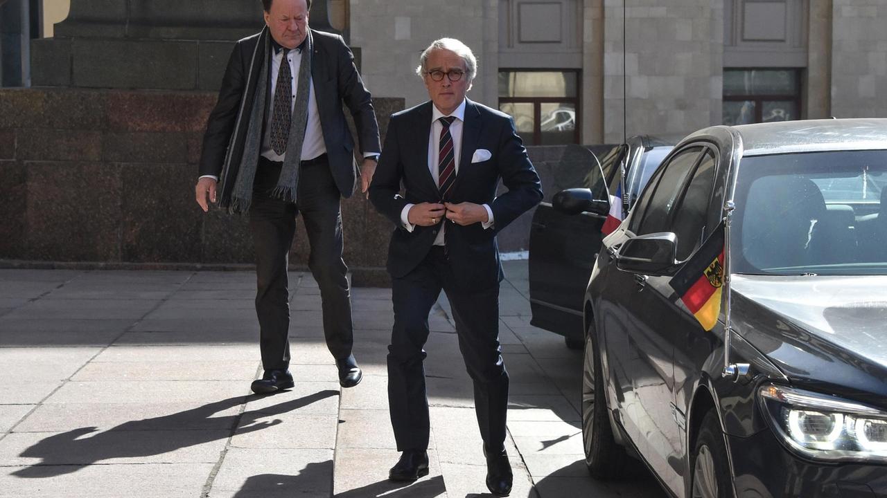 Der deutsche Botschafter Rüdiger von Fritsch steigt vor dem russischen Außenminiserium aus einem Auto. Er ist in der Begleitung eines Kollegen.