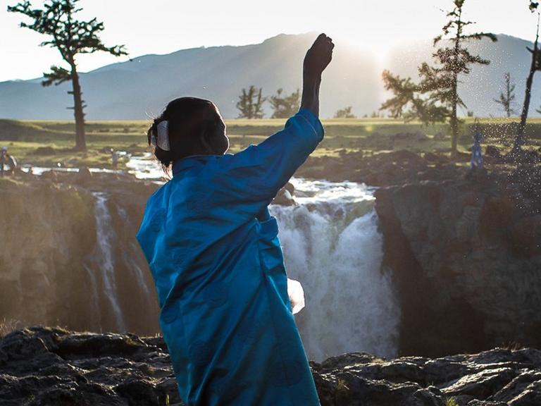 Wasserfall am Fluss Orkhon. Salz als Opfergabe an den Genius loci.