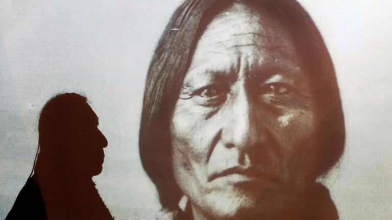 Der Urenkel des Indianer-Häuptlings Sitting Bull, Ernie LaPointe, bei einer Ausstellungseröffnung