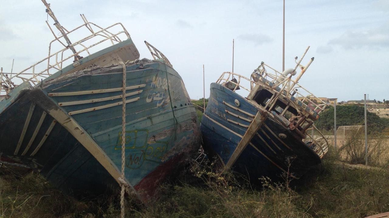 Bootsfriedhof: Mit altersschwachen Schiffen wagen Flüchtlinge die Fahrt über das Mittelmeer