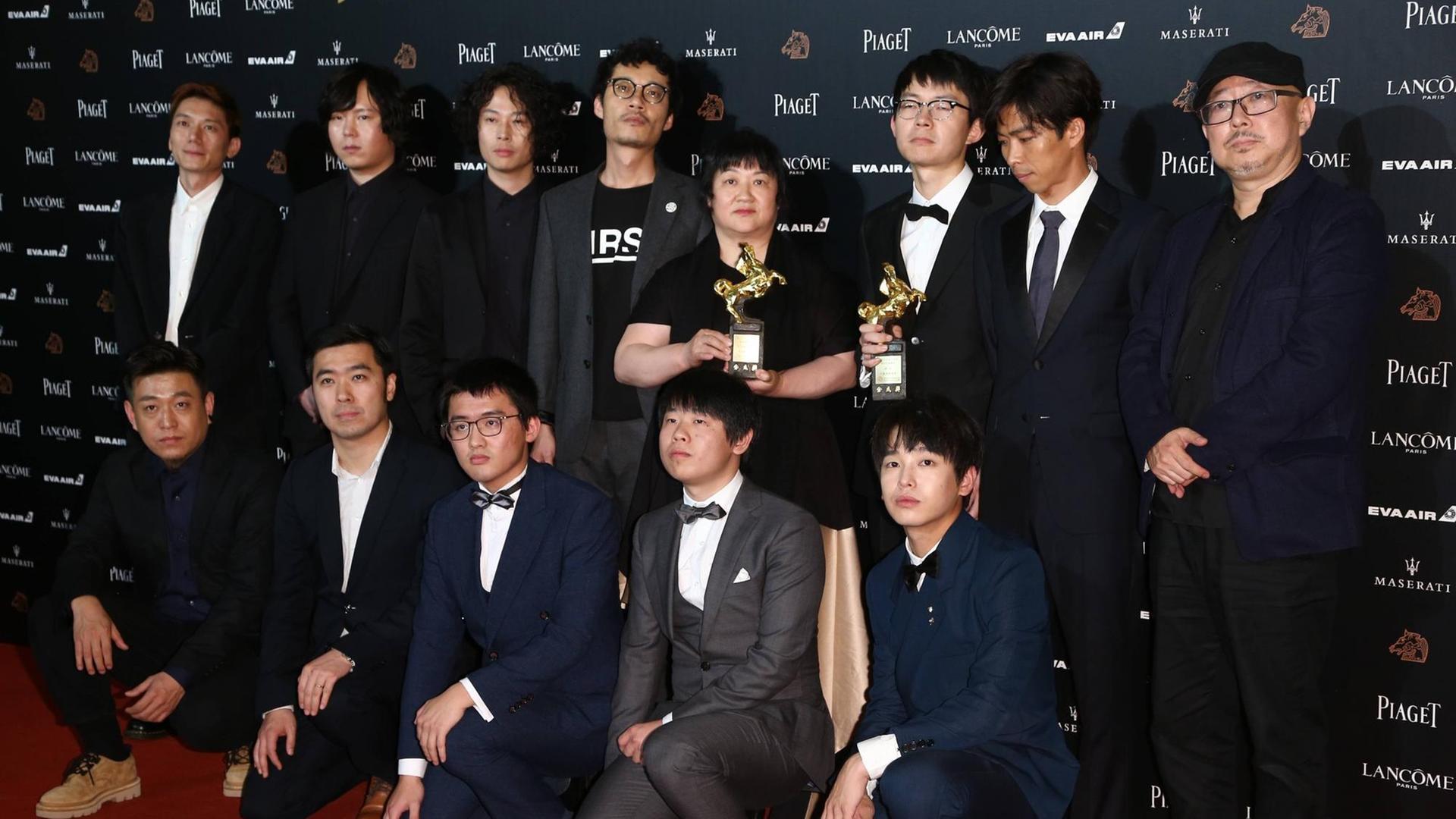Regisseur Hu Bos Mutter und die Besetzung des Films "An Elephant Sitting Still" mit dem Golden Horse Film Award für den besten Spielfilm. Taipei, November 2018