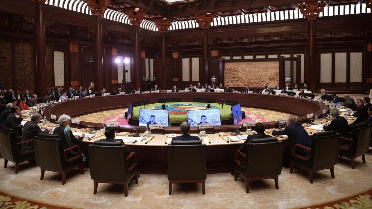 Staats- und Regierungschefs sowie Delegierte der Gipfelkonferenz zur «Neuen Seidenstraße» nehmen am 15.05.2017 in Peking (China) an einer Sitzung teil.
