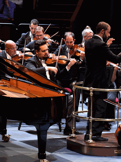 Die Pianistin Yeol Eum Son und das BBC Philharmonic unter Leitung von Omer Meir Wellber bei den BBC Proms 2019