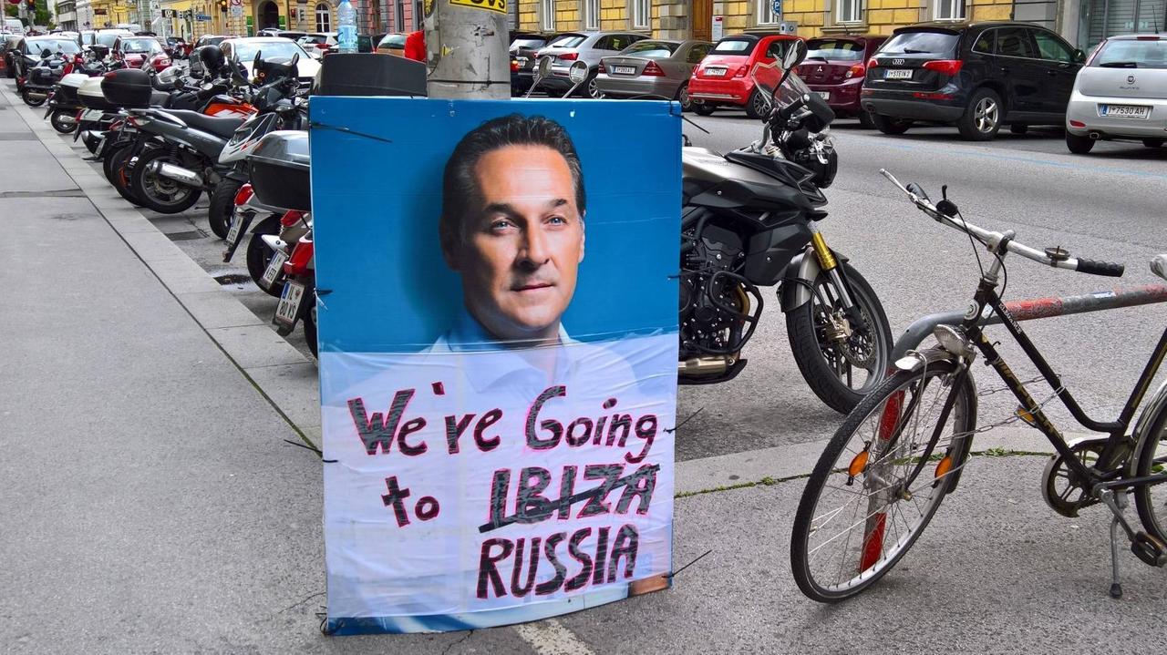 Der zurueckgetretene Vizekanzler und FPOe Chef Heinz-Christian Strache im Mai 2019 auf einem Plakat in der Innenstadt von Innsbruck.