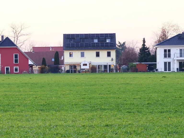 19.12.2020, Grossbeeren in Brandenburg. Neue Einfamilienhaeuser stehen an einer gruenen Wiese in Feldrandlage bei Grossbeeren. Foto: Wolfram Steinberg/dpa