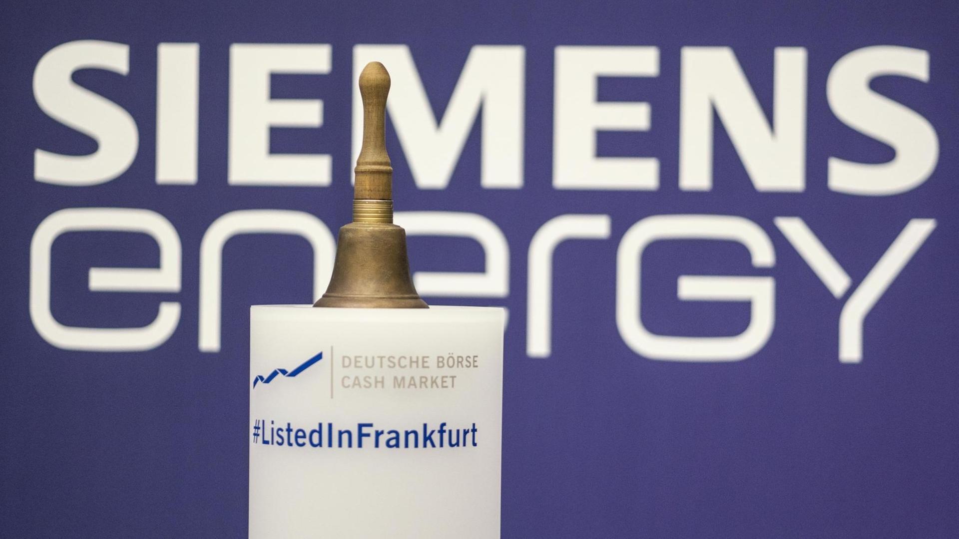Siemens Energy steht im Handelssaal der der Frankfurter Wertpapierbörse hinter der Glocke vor der Erstnotierung der Energiesparte von Siemens, die an diesem Tag an die Börse ging. Siemens Energy steht im Handelssaal der der Frankfurter Wertpapierbörse hinter der Glocke vor der Erstnotierung der Energiesparte von Siemens, die an diesem Tag an die Börse ging.