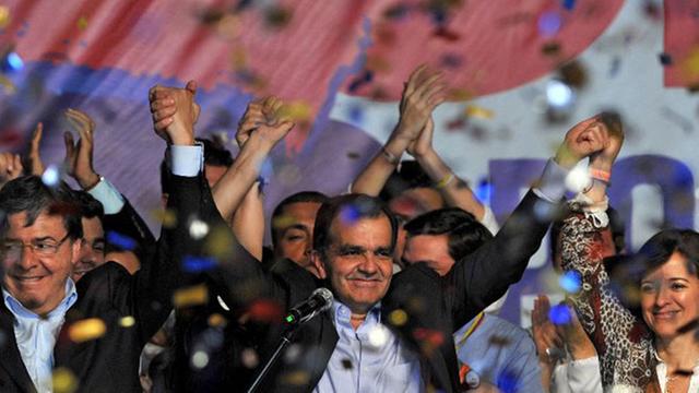Der kolumbianische Präsidentschaftskandidat Oscar Ivan Zuluaga feiert seinen Wahlsieg in der ersten Runde.