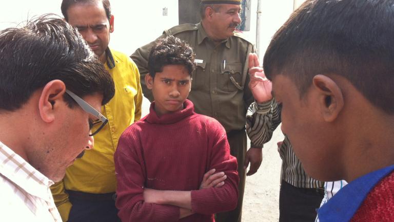 Razzia in einer Fabrik in einem Vorort von Neu-Delhi - Polizisten kontrollieren, ob Kinder in der Fabrik arbeiten