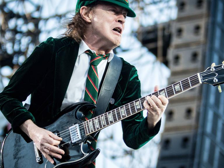 Gitarrist Angus Young während eines AC/DC-Konzerts