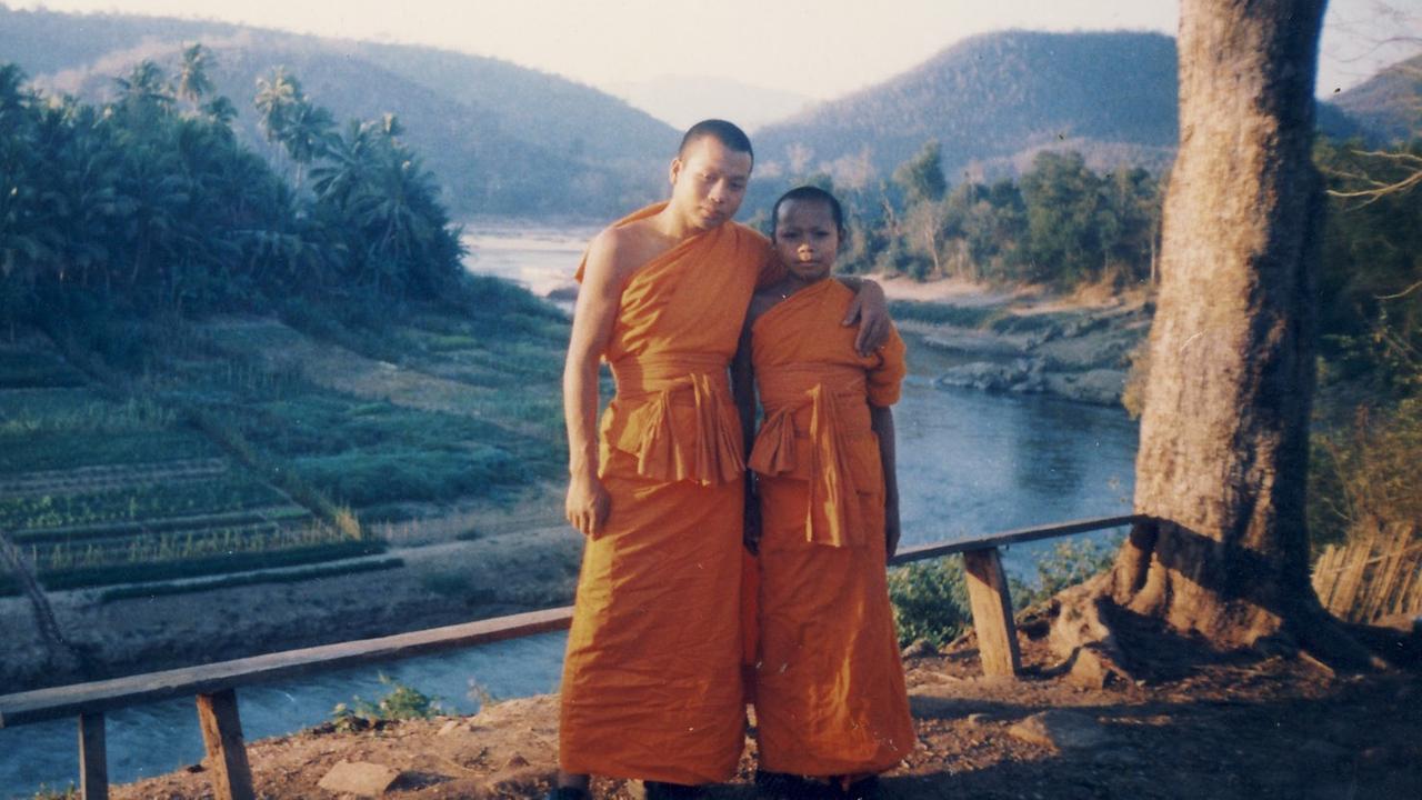 Khamla Panyasouk und sein jüngerer Bruder als Novizen in Luang Prabang
