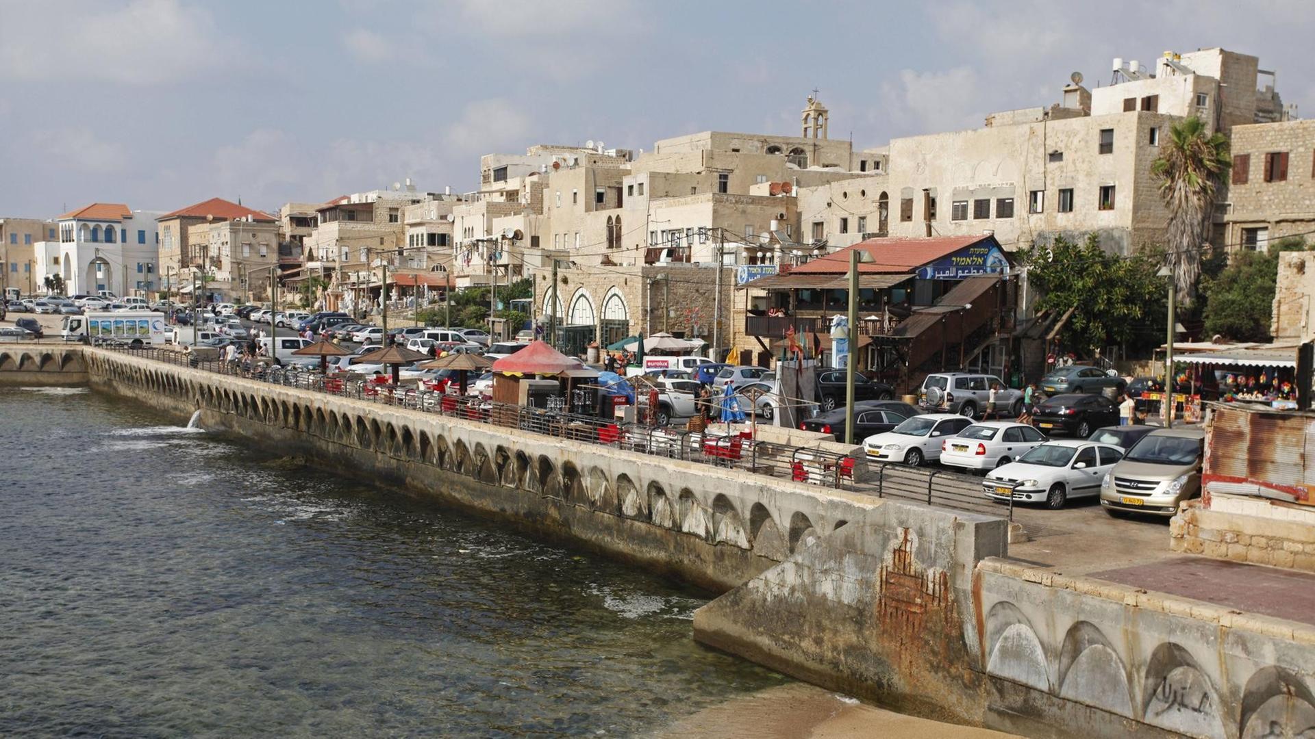 Blick auf die Altstadt von Akko am Ufer des Mittelmeers in Israel
