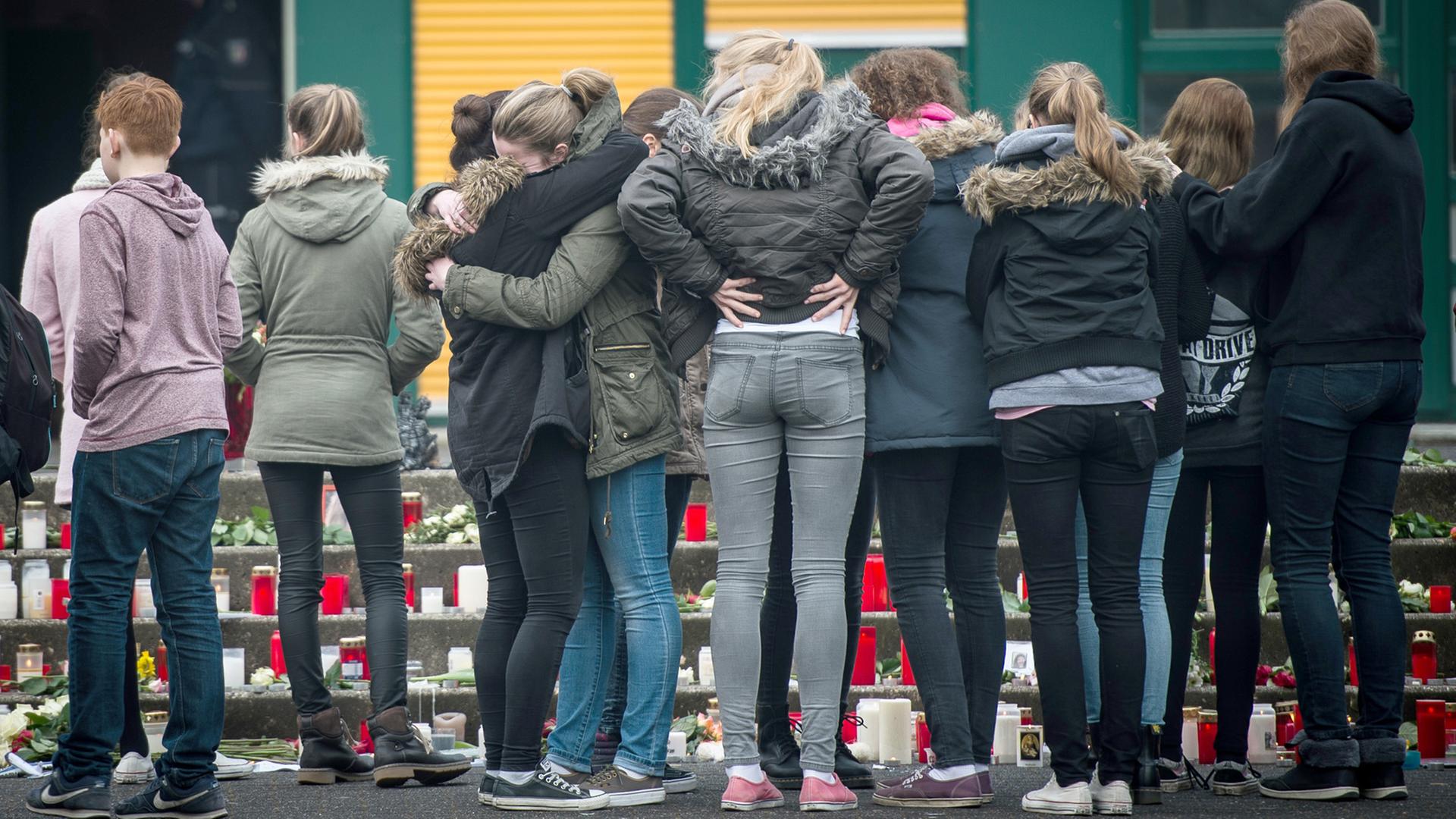 Schüler stehen in Haltern am See (Nordrhein-Westfalen) vor dem Joseph-König-Gymnasium. Beim Absturz einer Germanwings-Maschine in Frankreich sind auch 16 Schüler und 2 Lehrer von der Schule verunglückt.