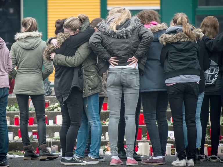 Schüler stehen in Haltern am See (Nordrhein-Westfalen) vor dem Joseph-König-Gymnasium. Beim Absturz einer Germanwings-Maschine in Frankreich sind auch 16 Schüler und 2 Lehrer von der Schule verunglückt.
