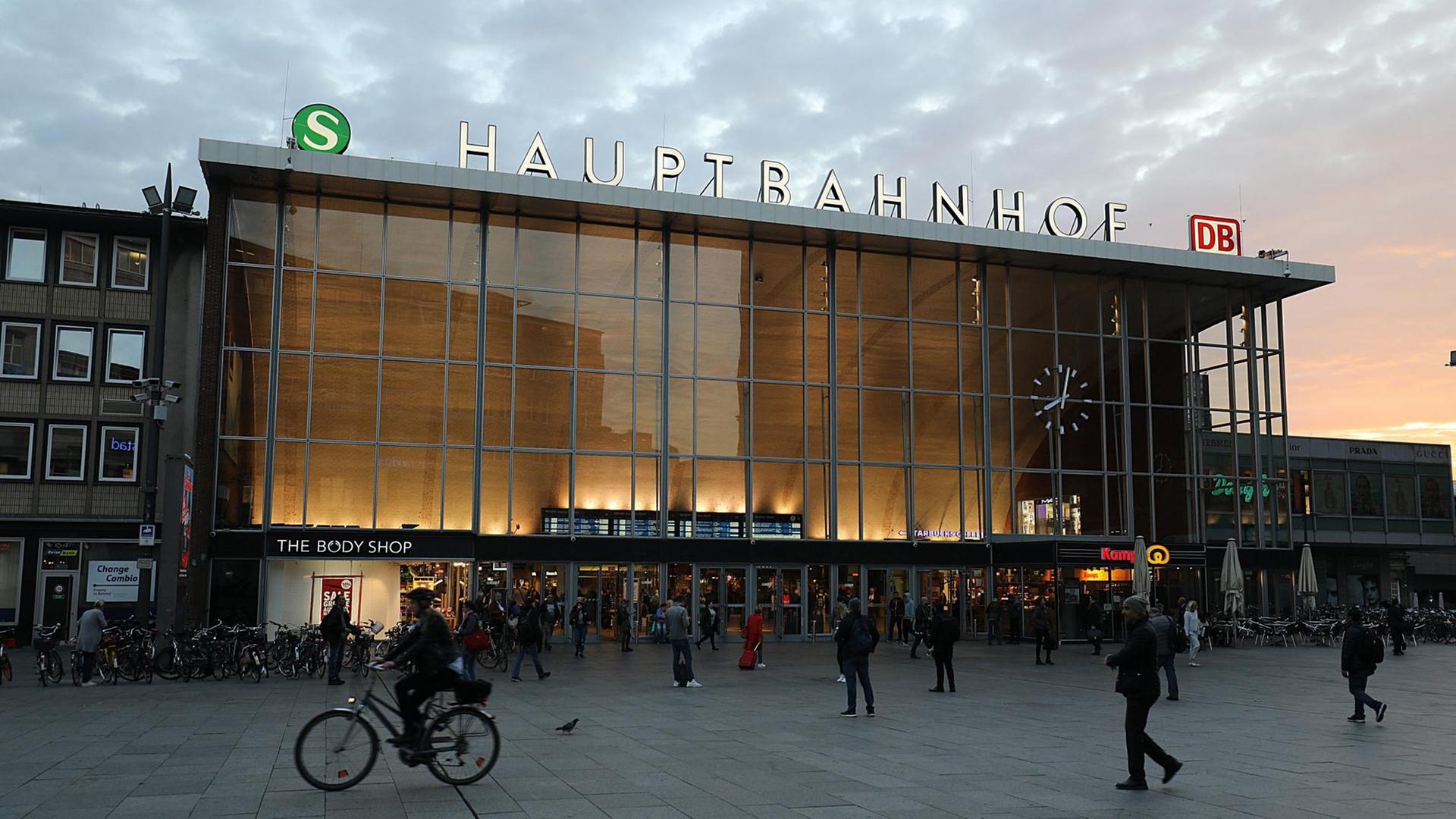 16.10.2018, Nordrhein-Westfalen, Köln: Der Hauptbahnhof. Nach der Geiselnahme in einer Apotheke im Kölner Hauptbahnhof prüft die Polizei einen Terror-Hintergrund. Foto: Oliver Berg/dpa | Verwendung weltweit
