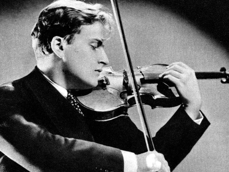 Yehudi Menuhin, Schwarz-Weiß-Fotografie vom März 1939, Geige spielend in der hohen Lage, rechtes Profil