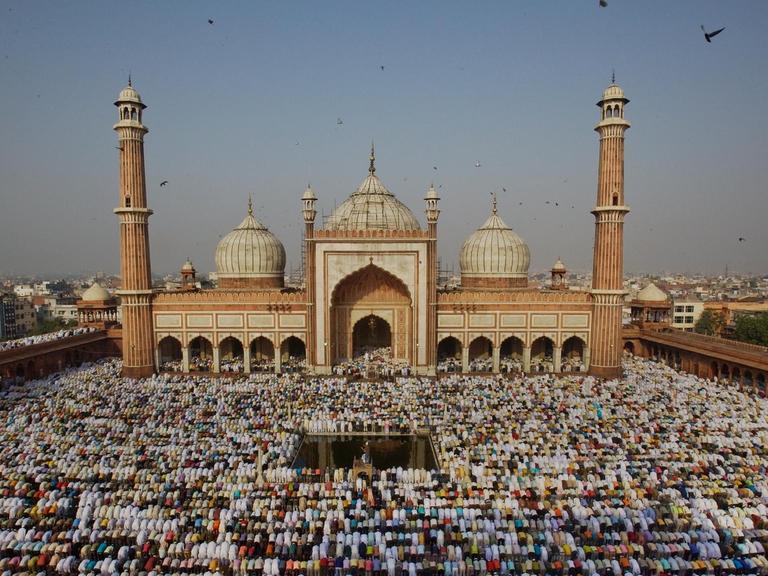 Tausende indische Muslime beten am frühen Morgen vor einem Gotteshaus in Neu Delhi.
