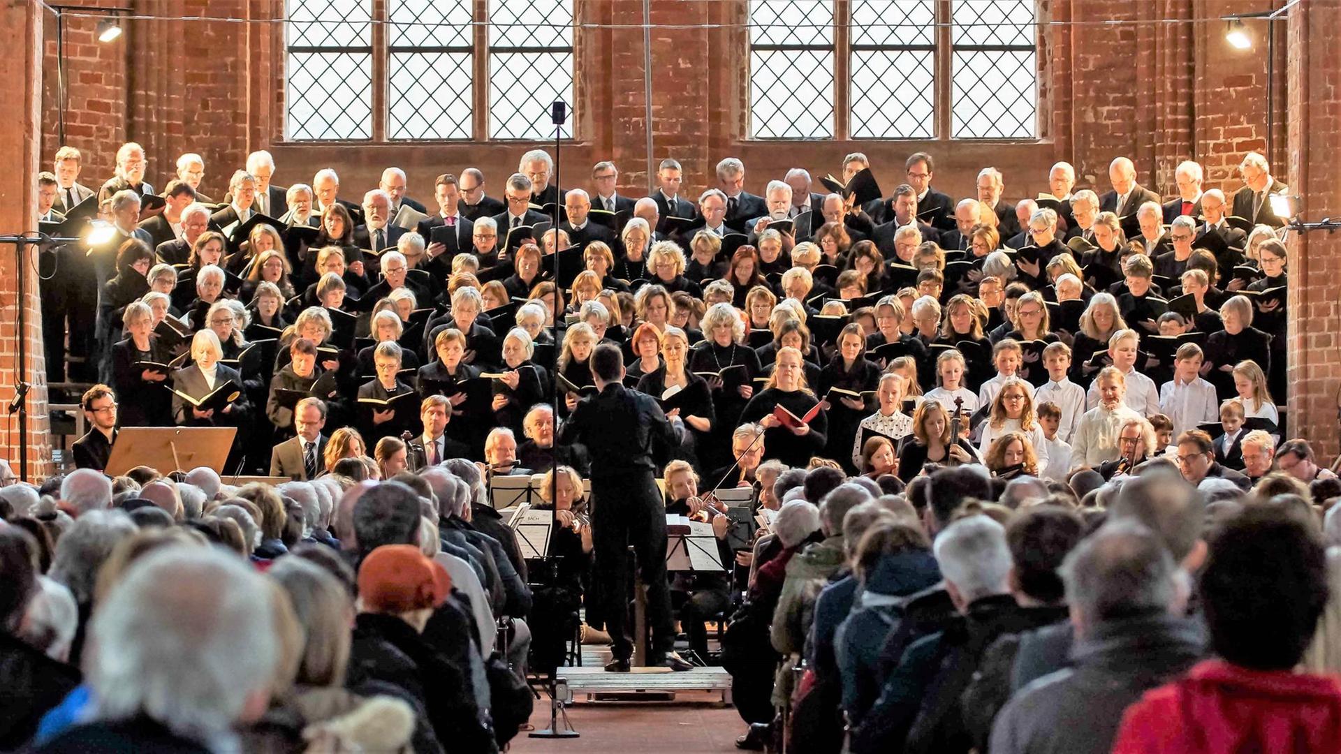 Gruppenbild des Chores beim Auftritt in der Kirche