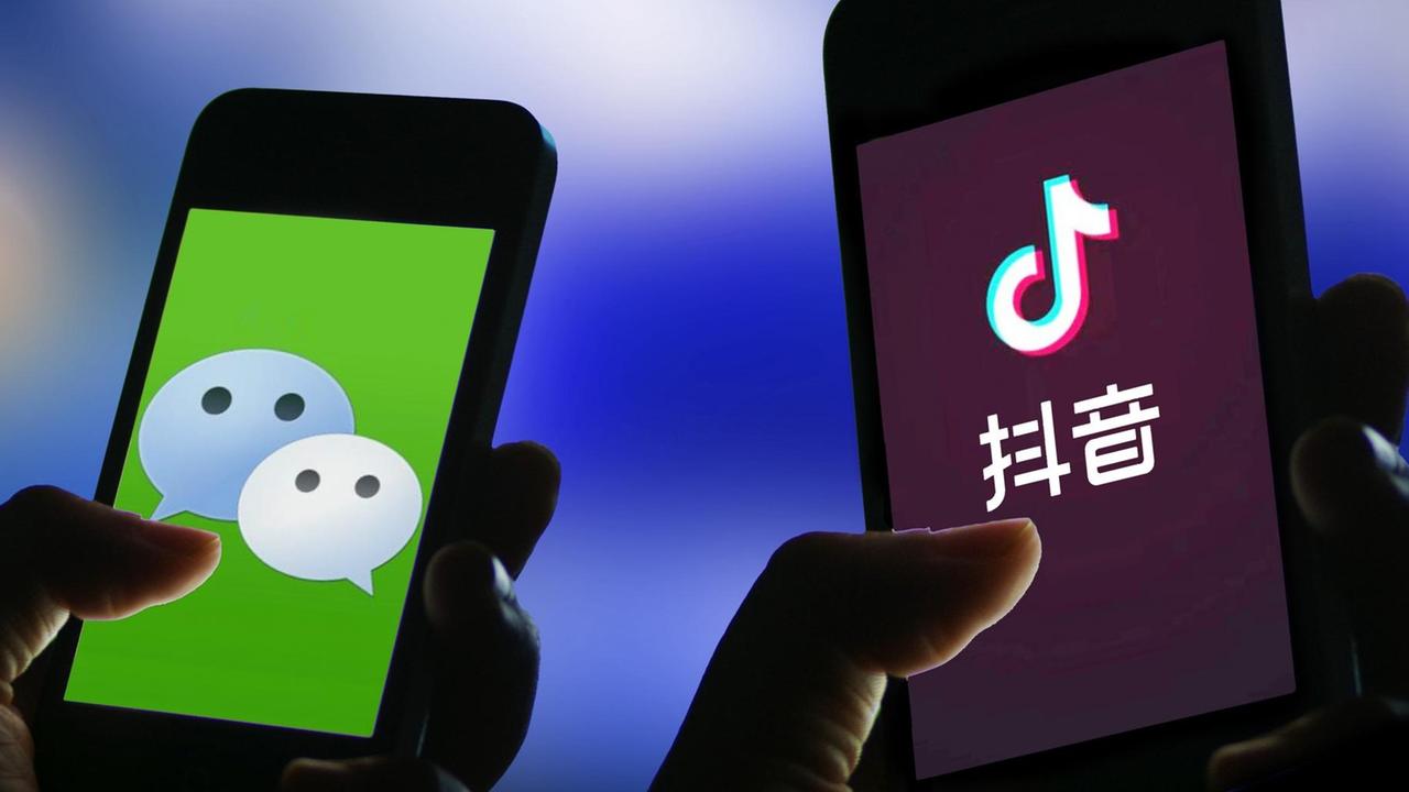07.05.2017, China: --FILE--In this unlocated photo, users turn on TikTok and WeChat on their smartphones, 7 May 2017. India on Monday banned 59 apps with Chinese links, saying their activities endanger the country?s sovereignty, defence and security. TikTok, which has over 120 million users, and WeChat, are affected as well. *** Local Caption *** fachaoshi Foto: Zhang Rongqing/HPIC/dpa |