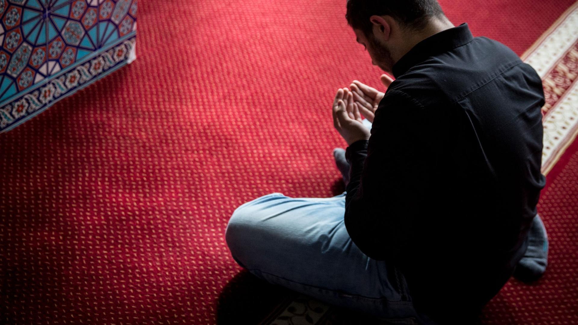 Ein Muslim betet in Hamburg in der Centrums Moschee.