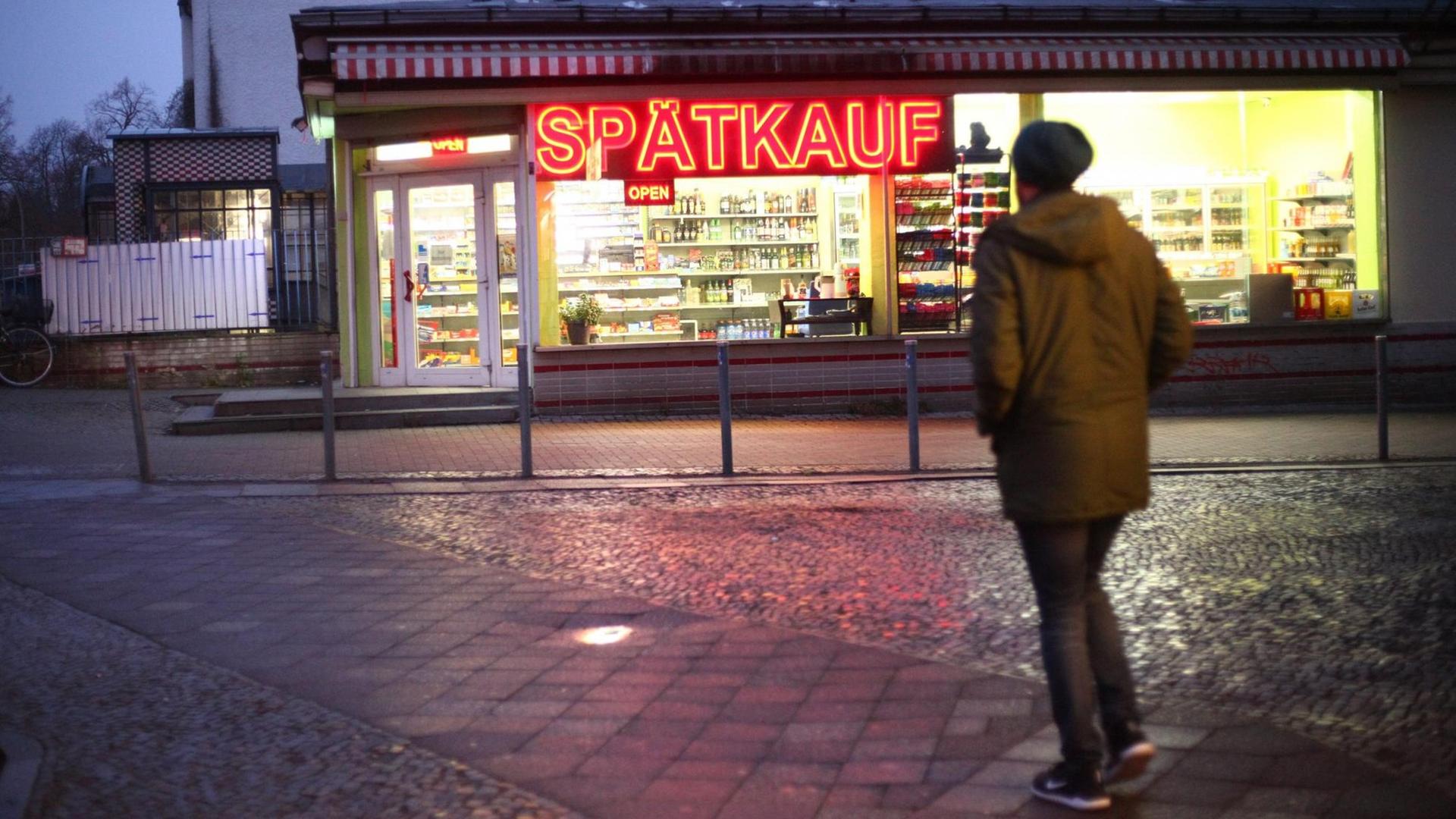 Leuchtschrift an einem Späti im Berliner Bezirk Steglitz-Zehlendorf