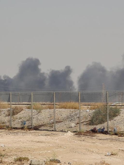 Rauch steigt auf von einem Komplex der Ölfirma Aramco in Abqaiq rund 60 Kilometer südwestlich von Dhahran.