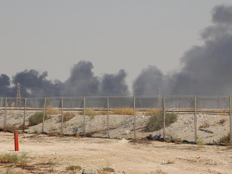 Rauch steigt auf von einem Komplex der Ölfirma Aramco in Abqaiq rund 60 Kilometer südwestlich von Dhahran.