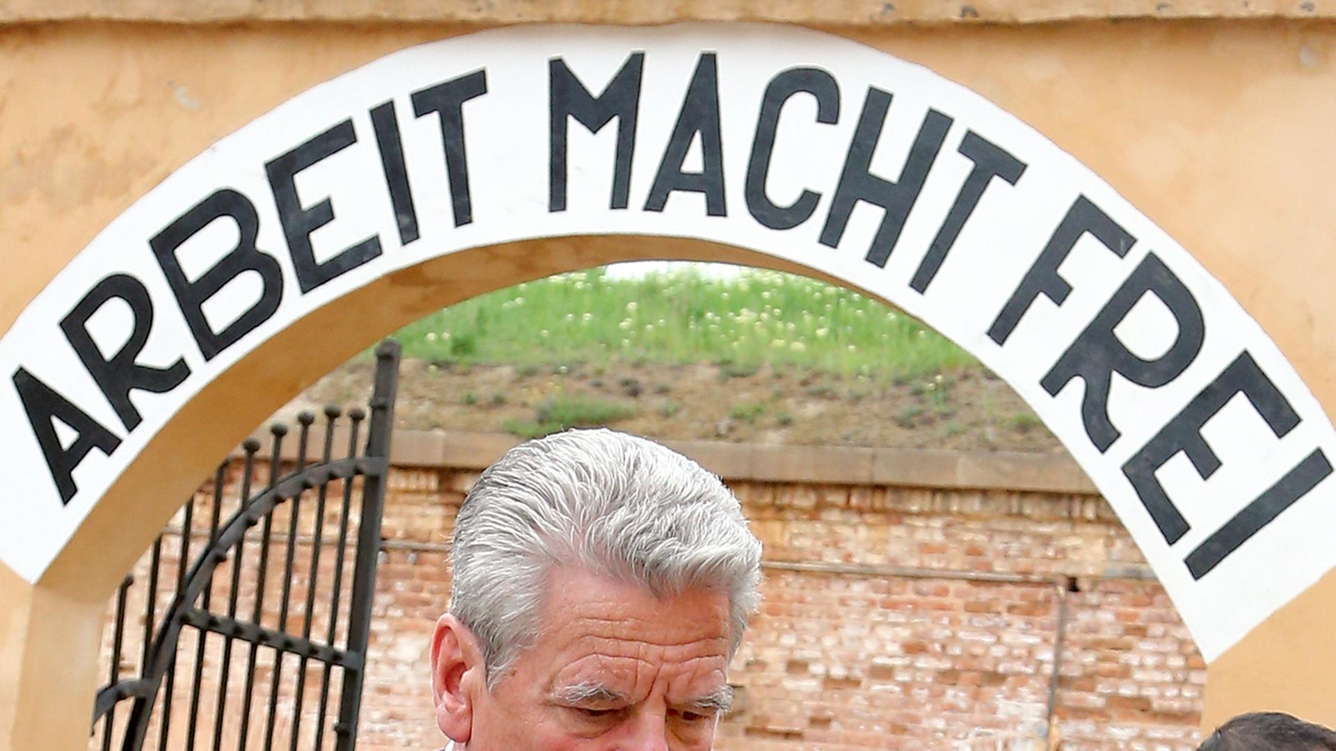 Joachim Gauck bei seinem Besuch im ehemaligen deutschen Konzentrationslager Theresienstadt