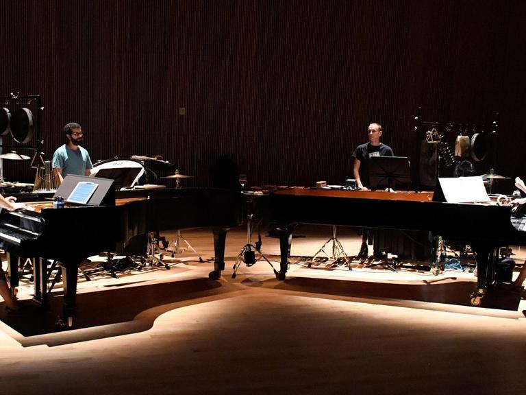 Das Ensemble Yarn/Wire, bestehend aus zwei Schlagzeugern und zwei Pianistinnen, auf der Bühne beim New Yorker Festival Time:Spans