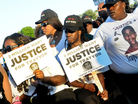 Nach dem Tod des 17 Jahre Trayvon Martin demonstrieren US-Amerikaner in Sanford, Florida für Gerechtigkeit. Der afro-amerikanische Junge wurde von einem Mitglied einer Nachbarschafts-Bürgerwehr erschossen.