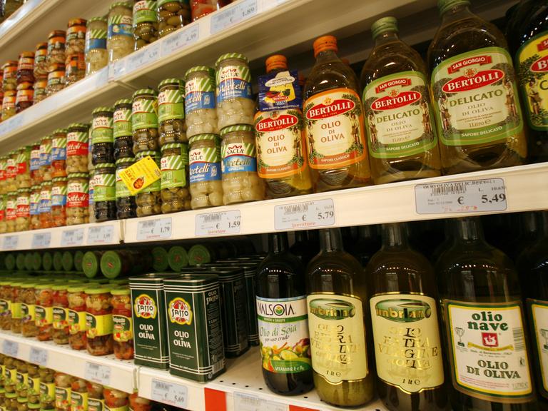 Olivenöle und verschiedene Konserven in einem italienischem Supermarkt.