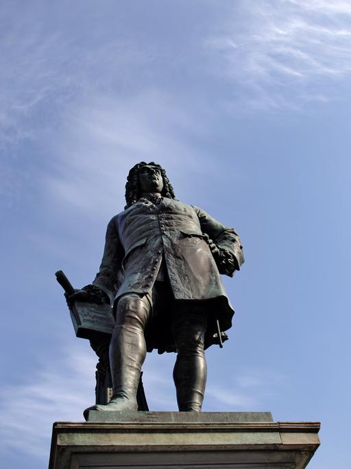 Das Denkmal von Georg Friedrich Händel (1685-1759) in Halle (Saale), aufgenommen vor blauem Himmel am 01.03.2011. Der Komponist Georg Friedrich Händel wurde in der Saalestadt geboren.