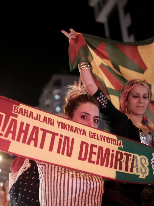 Anhänger des kurdischen Politikers Selahattin Demirtas in Diyarbakir