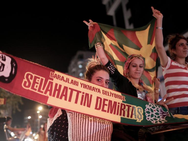 Anhänger des kurdischen Politikers Selahattin Demirtas in Diyarbakir