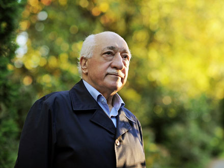 Fethullah Gülen in einem Park