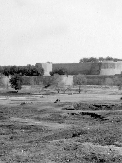 Blick auf das Fort der unter britischer Herrschaft stehenden, später pakistanischen Stadt Peshawar, aufgenommen in den 20er-Jahren.