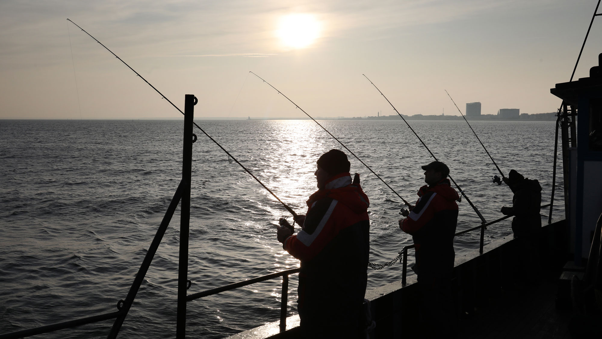 Auf der Ostsee vor Warnemünde versuchen Dorschangler an Bord des Angelkutters «Storkow» ihr Glück. Auf der Ostsee vor Warnemünde versuchen Dorschangler an Bord des Angelkutters «Storkow» ihr Glück.