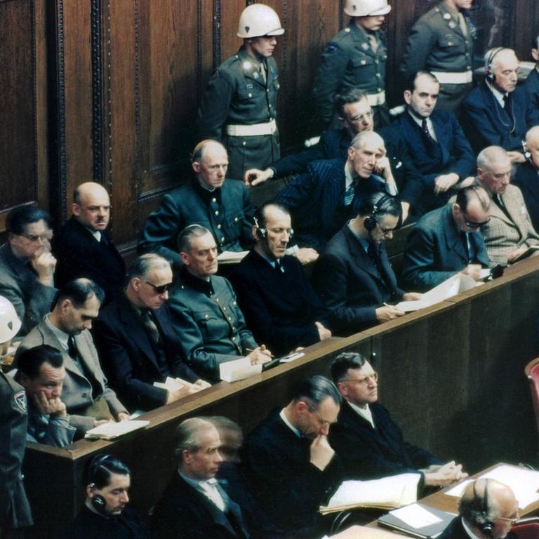 Nürnberger Prozess: Blick auf die Angeklagten während des Prozesses gegen die Kriegsverbrecher vor dem Internationalen Militärtribunal IMT, bei dem 22 Anführer von Nazi-Deutschland vor Gericht standen. 20. November 1945 bis zum 1. Oktober 1946

