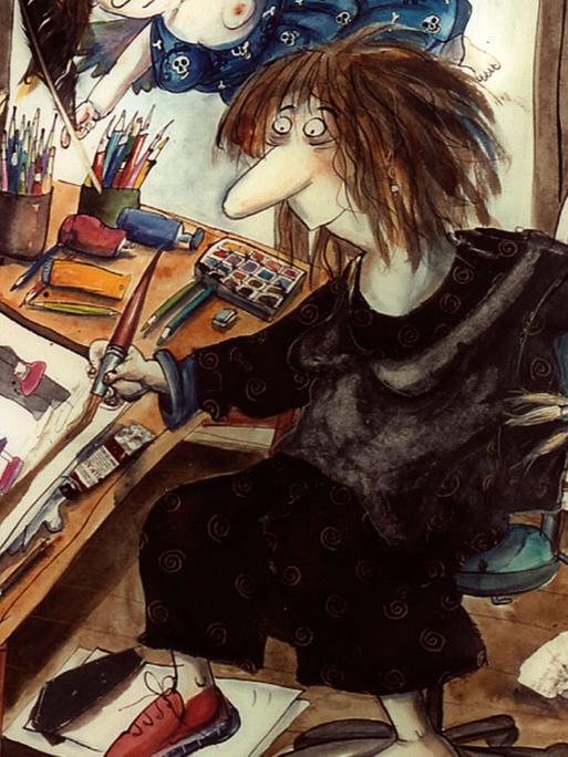 Selbstporträt der Karikaturistin Franziska Becker an ihrem Arbeitstisch mit Pinsel und Farbe und einer halbfertigen Karikatur.