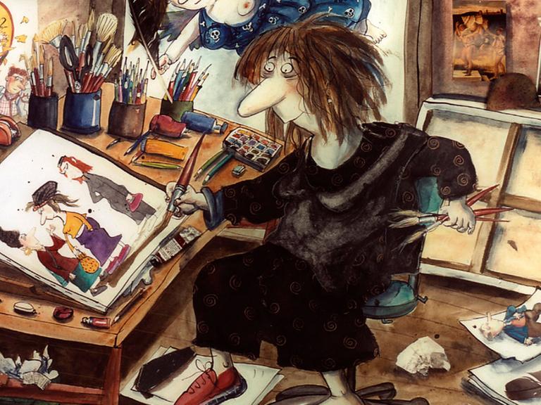 Selbstporträt der Karikaturistin Franziska Becker an ihrem Arbeitstisch mit Pinsel und Farbe und einer halbfertigen Karikatur.