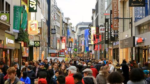 Viele Menschen sind zum Bummeln und Shoppen in die Kölner Innenstadt gekommen, wie hier in die Hohe Straße