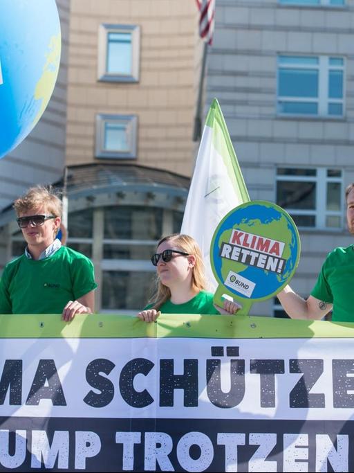 Aktivisten des Bundes für Umwelt und Naturschutz Deutschland (BUND) protestieren am 01.06.2017 auf dem Pariser Platz in Berlin gegen einen möglichen Ausstieg der US-Regierung aus dem Pariser Klimaabkommen.
