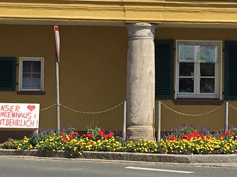 Protestplakat in Hersbruck gegen die Schließung des Krankenhauses