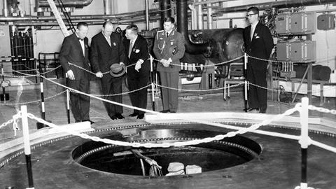 König Olav von Norwegen ( 2. von links) beim Besuch des Haldenreaktors am 11. Oktober 1959