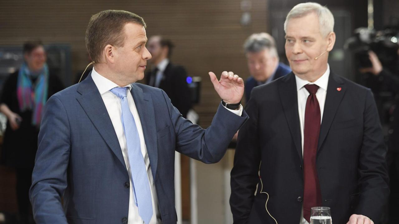 Der Vorsitzende der Nationalen Sammlungspartei, Petteri Orpo (l.), und der Chef der Sozialdemokraten, Antti Rinne, in einer Fernseh-Diskussion nach der Parlamentswahl in Finnland.