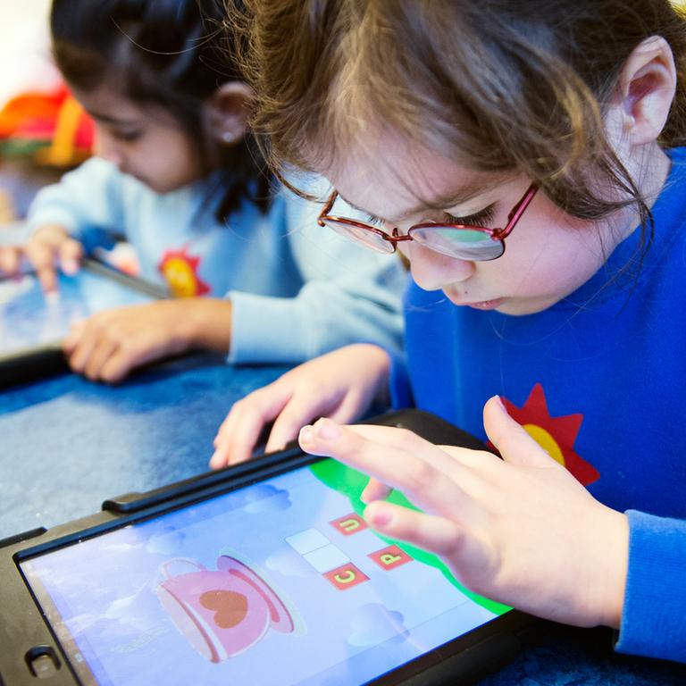 Kindergartenkinder, die mit iPads arbeiten, aufgenommen am 03.03.2014 in Stockholm.
