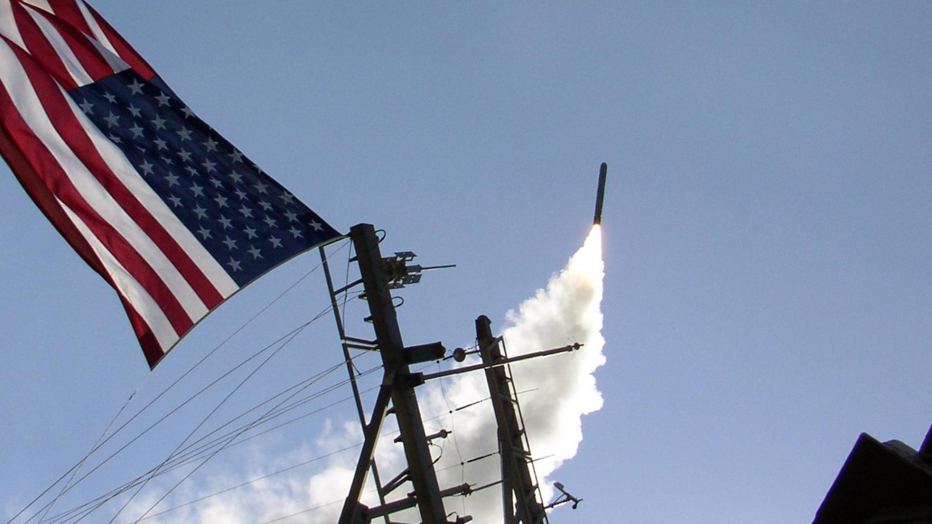 Eine Tomahawk-Rakete wird 2003 vom US-Zerstörer USS Porter abgeschossen Eine Tomahawk-Rakete wird 2003 vom US-Zerstörer USS Porter abgeschossen