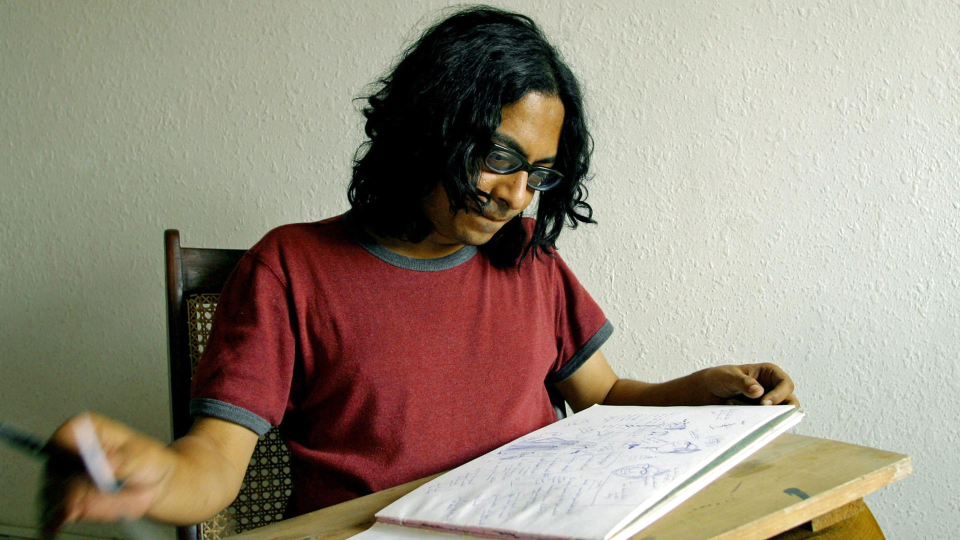 Der indische Zeichner und Autor Sarnath Banerjee mit einem Skizzenblock, aufgenommen am 7.5.2004 in Neu-Delhi, Indien