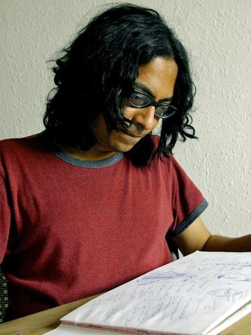 Der indische Zeichner und Autor Sarnath Banerjee mit einem Skizzenblock, aufgenommen am 7.5.2004 in Neu-Delhi, Indien