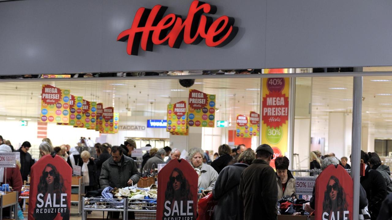 Kunden suchen im Hertie-Kaufhaus in Köln nach Angeboten